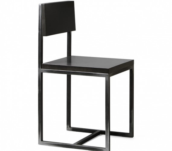 Черные металлические стулья